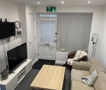 3 bedroom private hall to rent - Photo 1