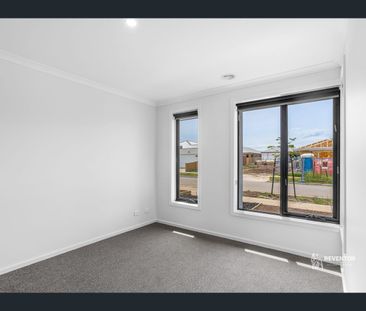 8 Slade Street, Sunbury, Vic 3429 - Photo 3
