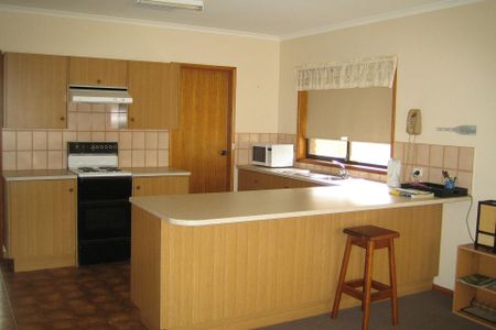 Neat & Comfortable 2br Unit in Handy Location - Photo 4