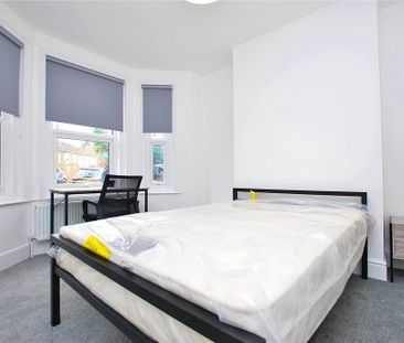 4 bedroom semi-detached house to rent - Photo 6