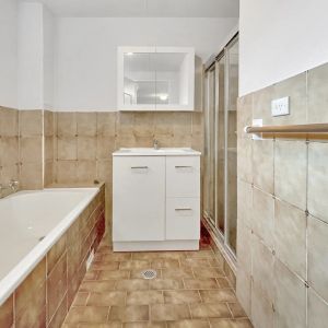 Beautifully Presented apartment close to Train Station - Photo 2