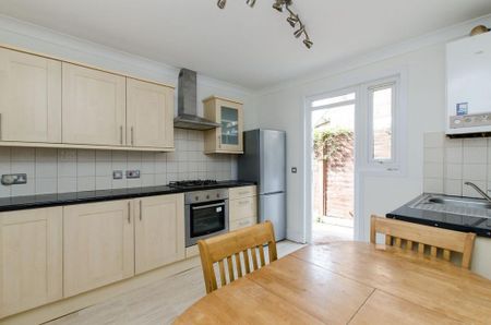 3 bedroom flat to rent - Photo 4