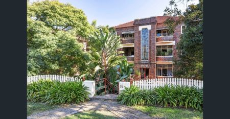 Fully Renovated Two Bedroom Apartment with Study! - Photo 5