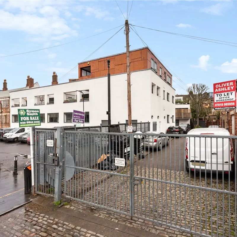 3 bedroom house in London - Photo 1