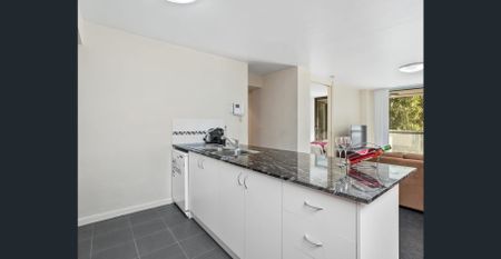 FURNISHED 3 BEDROOM, 2 BATHROOM APARTMENT ON HAY ST! - Photo 3