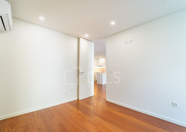 Apartamento T1 com varanda - Novo - Casa da Musica - Rotunda Boavista