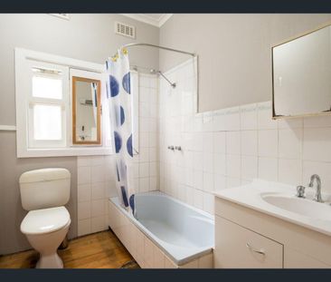 Original weatherboard home with polished wood floors and a massive ... - Photo 4