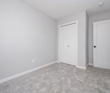 141A Belmont Drive SW – BELMONT -Main Floor - Photo 4