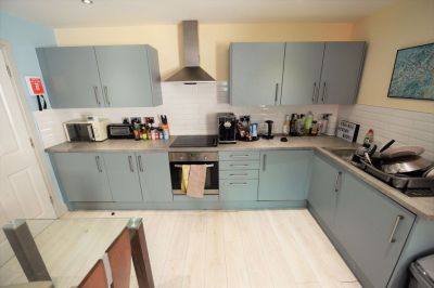 2 bedroom Flat in Aire Street, Leeds - Photo 5