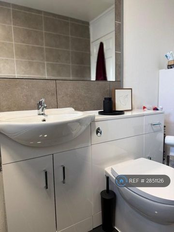 1 bedroom in a house share to rent - Photo 5