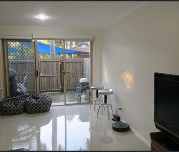 3B Townhouse with 4 split system Close to Harbour Town Shopping Centre - Photo 1