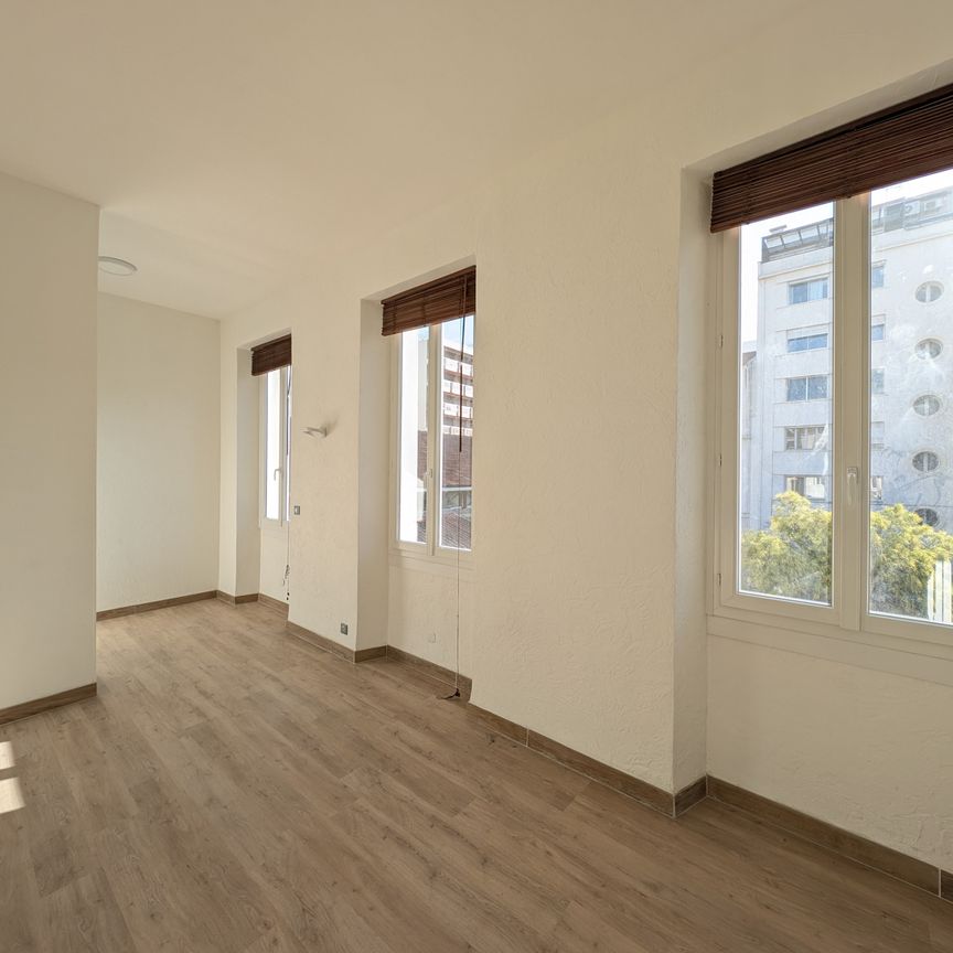 Location Appartement 2 pièces 43m² MARSEILLE 8ème - Photo 1
