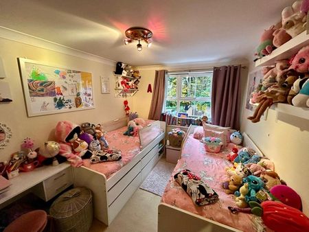 Woodbridge Manor, Camberley, Surrey, GU15 - Photo 4