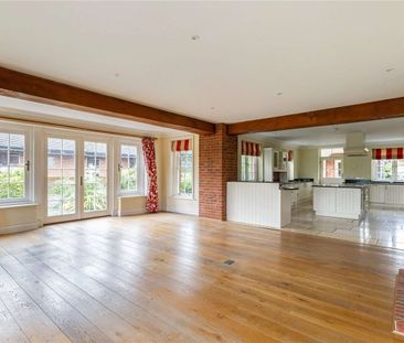 An immaculate six bedroom house with swimming pool at the heart of ... - Photo 1