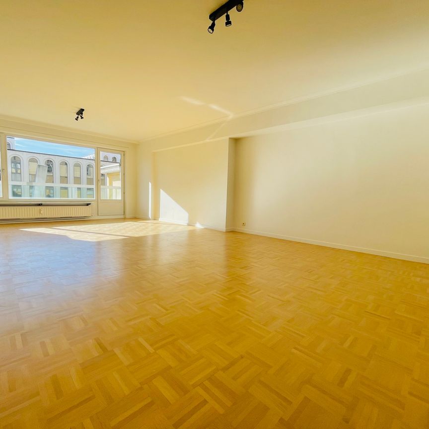 Instapklaar appartement met 3 slaapkamers en een zonnig terras in hartje Gent op de Kouter. - Photo 1