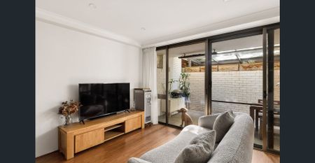 Contemporary apartment with private courtyard - Photo 3
