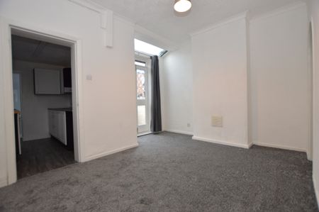3 Bedroom Terraced House - Photo 3