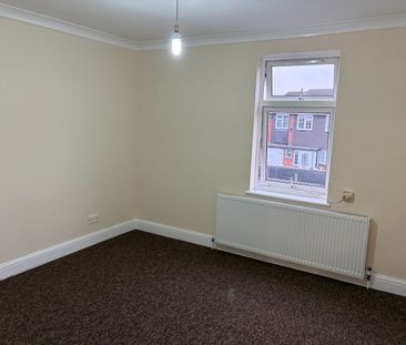 1 Bed Flat, Horns Road, IG2 - Photo 2