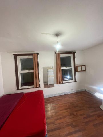 1 bedroom in a flat share to rent - Photo 3