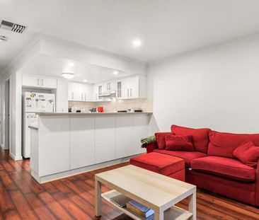 Modern Three-Bedroom Townhouse with North-Facing Courtyard - Photo 3