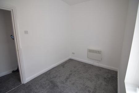 To Let 1 Bed Flat - Photo 4