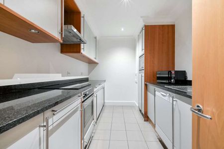 Bright and spacious one double bedroom apartment right in the heart of London's very own oasis; St Katharine Docks. - Photo 3