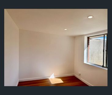 FULLY RENOVATED 1 BEDROOM FLAT - Photo 3