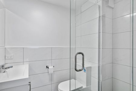 Modern 2 Bedroom 2 Bathroom Apartment - Photo 4