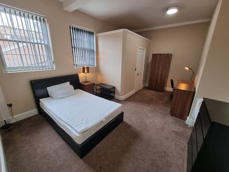 4 Bed Student Accommodation - Photo 3