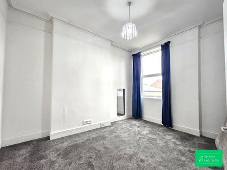 3 bedroom flat to rent - Photo 3