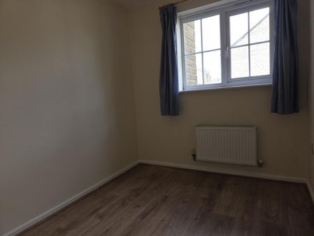 2 bedroom ground floor flat to rent - Photo 2