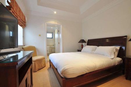 The Lodge, Wraysbury Hall, Ferry Lane, Wraysbury, Staines-upon-thames, TW19 - Photo 4