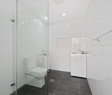 Waterfront living in premium location! - Photo 3