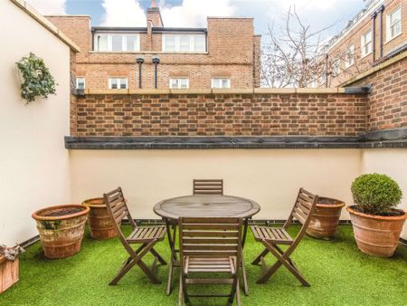 A beautiful four bedroom mews house boasting a private patio and double garage, located in the heart of Belgravia. - Photo 2