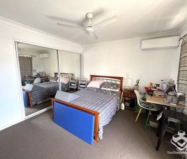 A LOVELY TOWNHOUSE IN A SOUGHT-AFTER BAYSIDE COMPLEX! - Photo 5