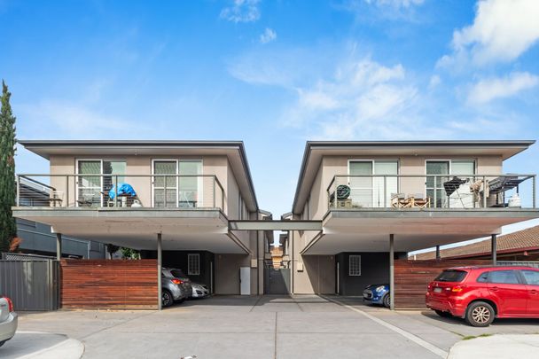 Modern & Low Maintenance Townhouse – Perfectly Positioned! - Photo 1