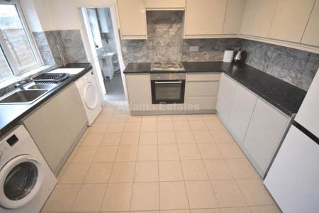 4 bedroom semi-detached house to rent - Photo 4