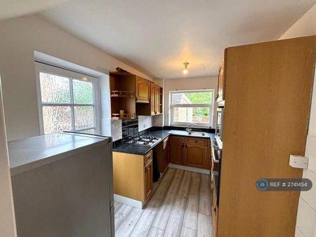 3 bedroom semi-detached house to rent - Photo 4