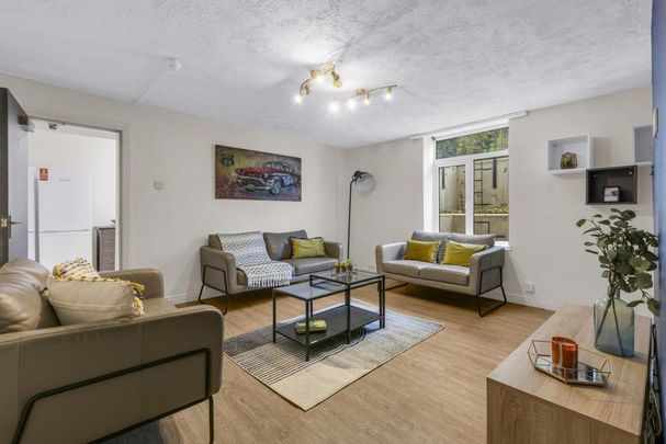 6 bedroom flat to rent - Photo 1