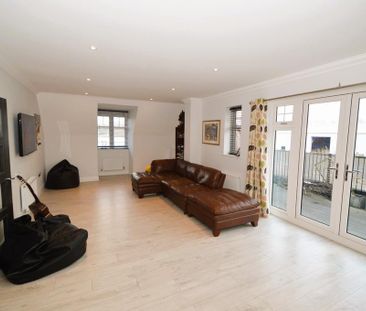 2 bedroom penthouse to rent - Photo 2