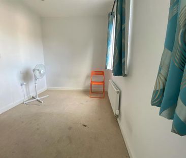 4 bedroom end of terrace house to rent - Photo 4