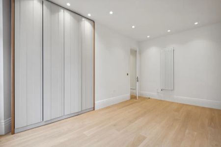 2 bedroom flat in London - Photo 5