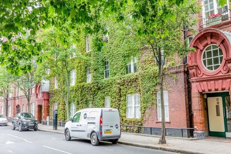 Located within a stunning mansion block in the popular area of Barnsbury - Photo 3