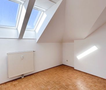 Lichtdurchflutete 3-Zimmer-Dachgeschosswohnung in ruhiger Lage - Photo 1