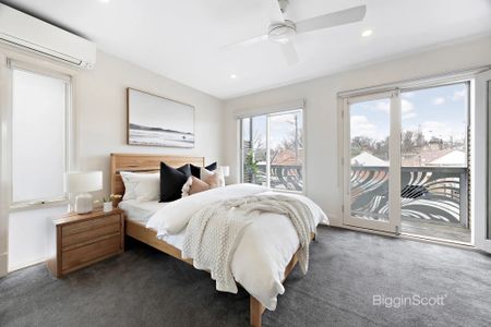 Elegant City Living with Breathtaking Views in Unbeatable Location - Photo 3