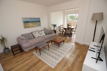 4 bedroom semi-detached house to rent - Photo 3