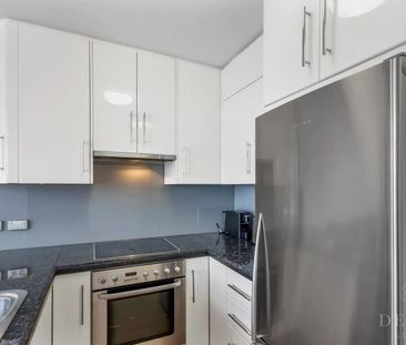 Fully Furnished DESIGNER HARBOURSIDE LIVING IN METRO APARTMENTS - Photo 4