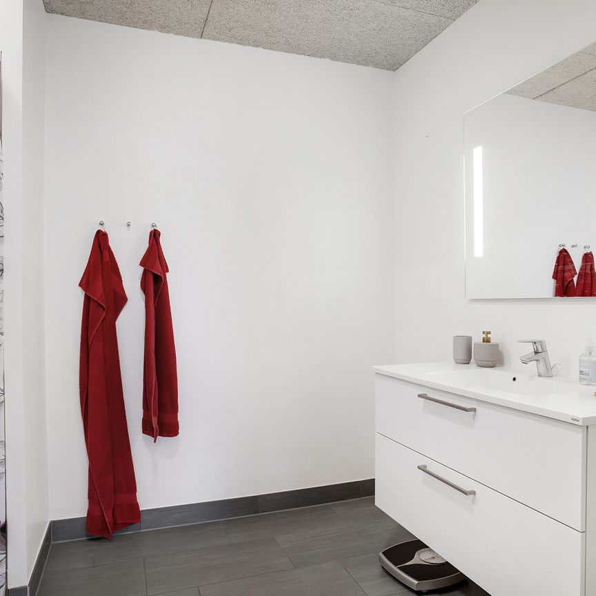 Indflytningsklart rækkehus, med kort afstand til hverdagens fornødenheder og skøn natur - Foto 1