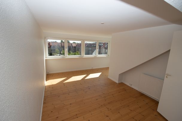 Skøn taglejlighed med lys og charme i Aalborg - Photo 1