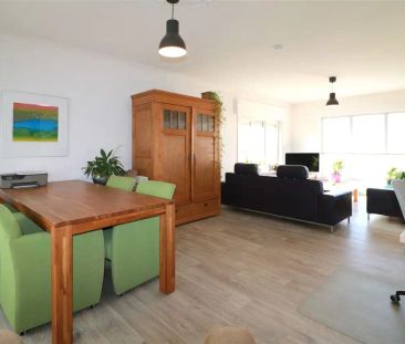 Gusting gelegen woning met 2 slpk, garage en tuin - Photo 1